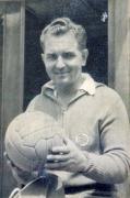 03-Toni-Turek-schmunzelz-den-Ball-in-den-Handen