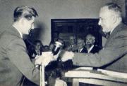 47-Rahn-erhalt-von-Dr-Erhard-ein-Erinnerungsgeschenk