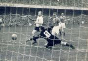 23-Turek-lenkt-im-letzten-Augenblick-den-Ball-zur-Ecke