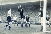 28-Torwart-Grosits-fangt-vor-Otmar-Walter