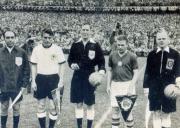 25-Die-Puskas-und-Frits-Walter-zusammen-mit-den-Schiedsrichtern